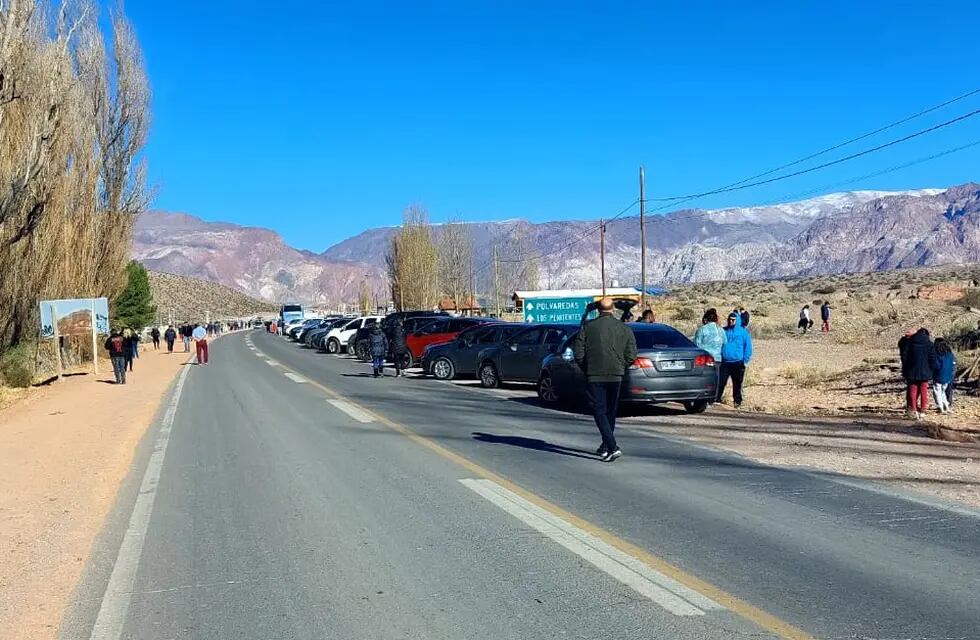 Cientos de autos esperando en Uspallata por la reapertura del paso a Chile, una situación que se repite. Gentileza / Gendarmería