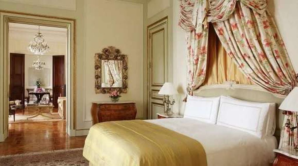 
La suite tiene un baño de 30 metros de mármoles italianos y franceses de 1920 y canillas de oro
