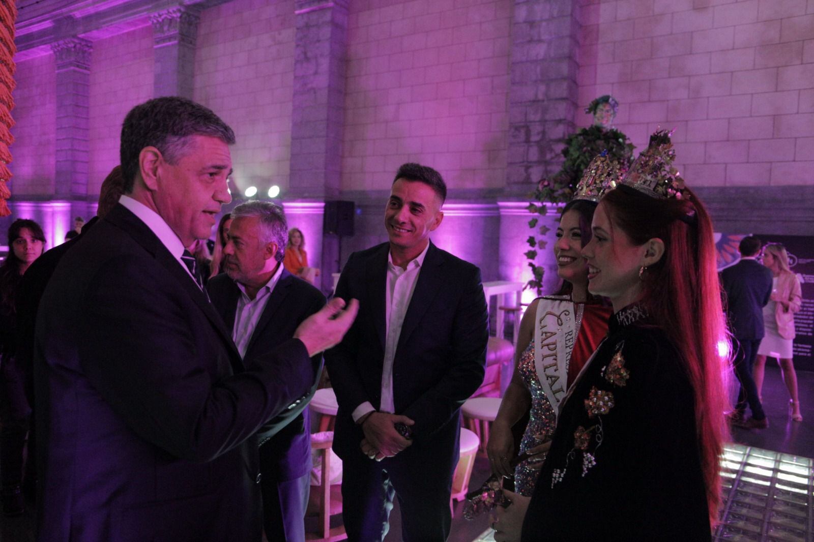 Jorge Macri dialoga con la reina y virreina de la Vendimia del departamento de Guaymallén.