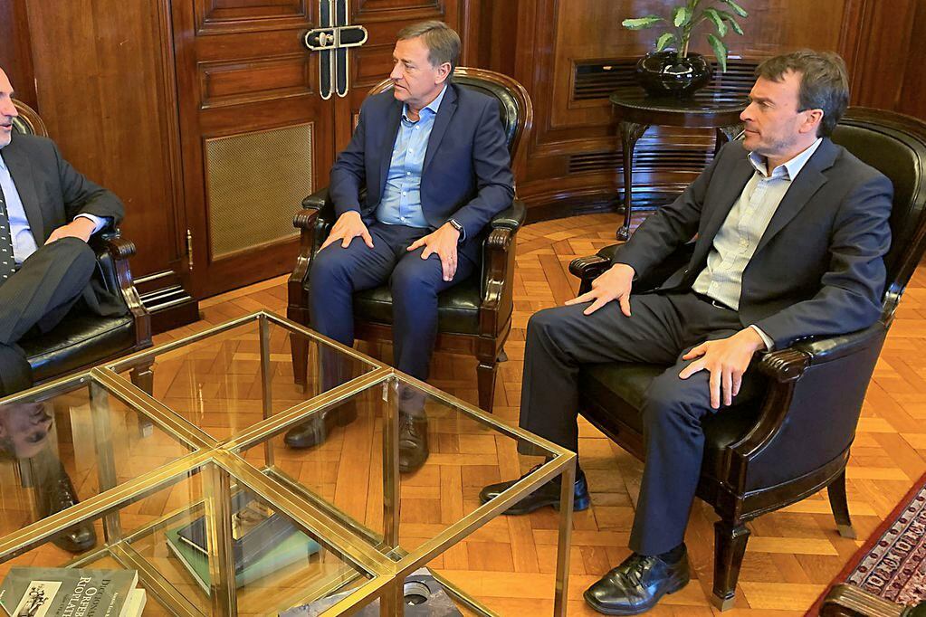 Primera charla. . El 16 de enero, Suárez, Nieri y el presidente del Nación Eduardo Hecker, iniciaron la renegociación de la deuda