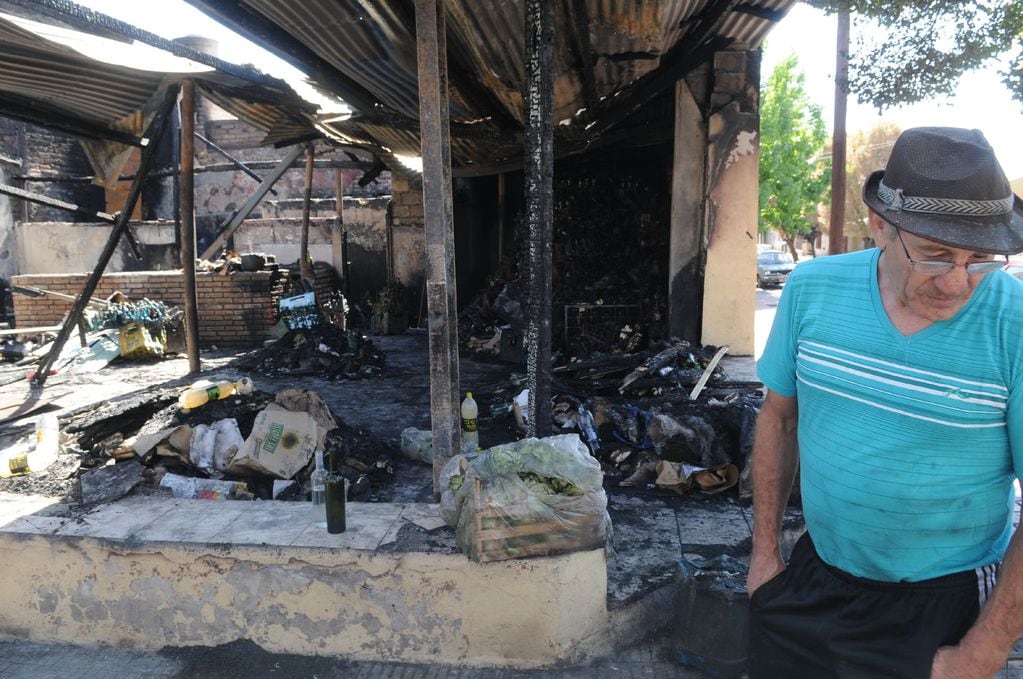 Año 2013 Incendio en Barloa.
Papito Barlo dueño del lugar. Se incendió por completo el carrito bar Barloa, ubicado en Las Heras.
