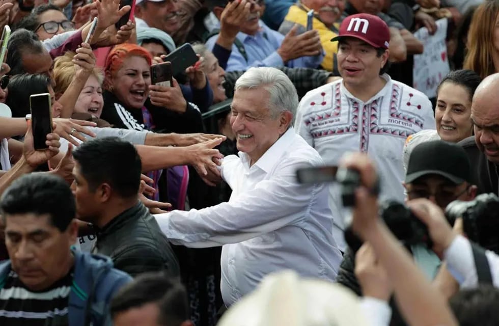 Andrés Manuel López Obrador, presidente de México, saludando durante la marcha que encabezó a 4 años del comienzo de su gobierno.