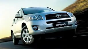 VIGENTE Y MODERNA. Sin cambios estéticos significativos desde 2009, la RAV4 le sigue peleando al paso del tiempo con su atractivo diseño y sus líneas de proporciones justas (Fotografía gentileza Toyota).