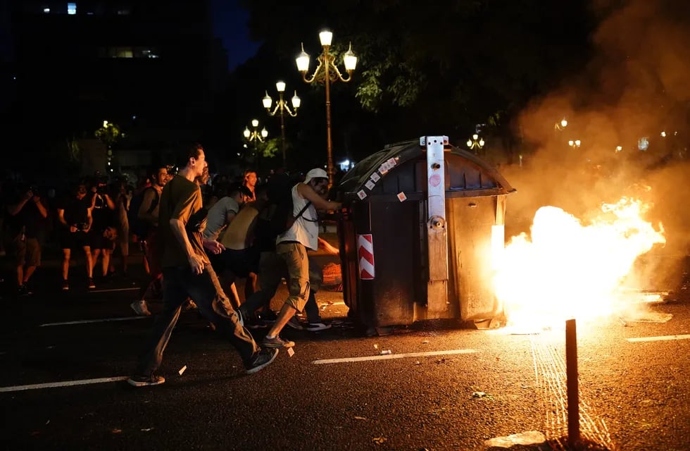 Incidentes y enfrentamientos frente al Congreso durante una nueva protesta contra la ley ómnibus. / Foto: Clarín