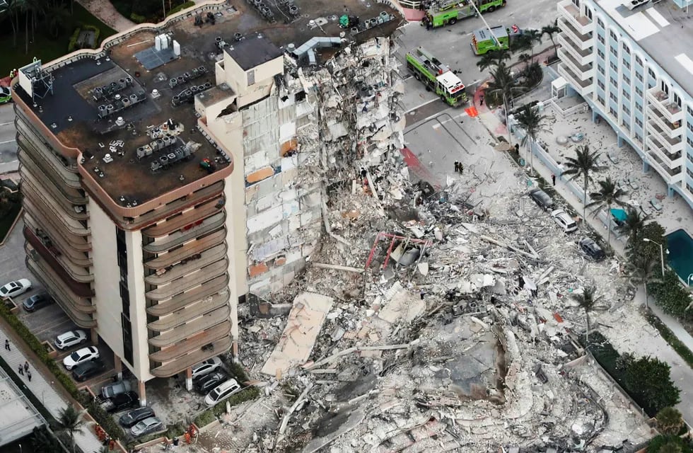 Así es el lugar donde trabajan buscando gente entre los escombros del edificio derrumbado. Foto: AP