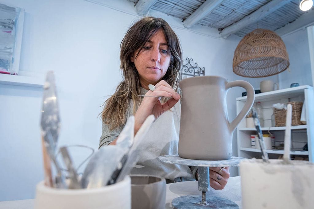 Ana Simionato dice que la cerámica le enseñó la paciencia y a aprender de los errores. Foto: Ignacio Blanco  Los Andes