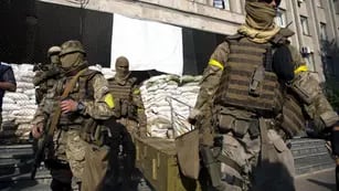  Soldados ucranianos patrullan las calles de Slaviank tras expulsar a los insurgentes pro rusos.