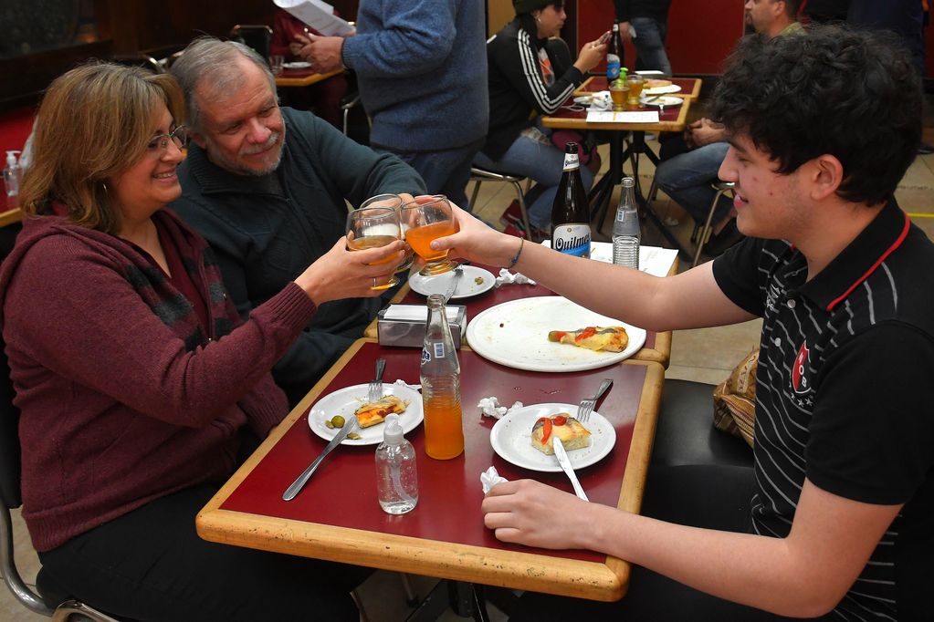La opción de celebrar con familiares no convivientes por ahora sólo se da en restaurantes, previa reserva. / Orlando Pelichotti