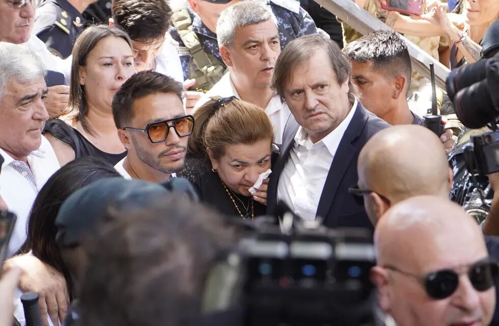 Los padres de Fernando Báez Sosa saliendo del tribunal .Foto Clarín