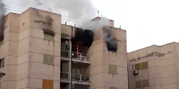 Se incendió un departamento de un complejo de edificios en la cuarta sección de la Ciudad de Mendoza