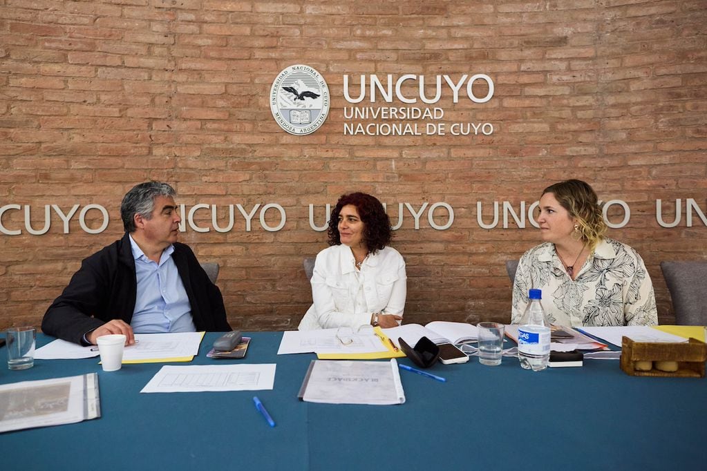Raúl Pedone (Editor General de Diario Los Andes), Martina Funes (representante de la UNCuyo) y Sofía Venturin (en representación de la Fundación Banco Ciudad), Jurado del concurso de emprendedurismo organizado por el Banco Ciudad y UNCuyo. Foto: UNCuyo