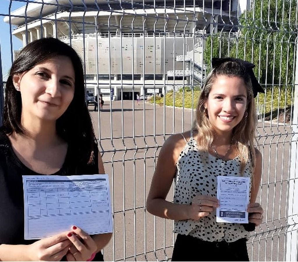 Carolina y Fiorella muestran el certificado de vacunación con la Synopharm. Fueron ellas las primeras docentes mendocinas vacunadas, en el día de lanzamiento de esta etapa en la provincia, como parte de la lucha contra el Covid-19.