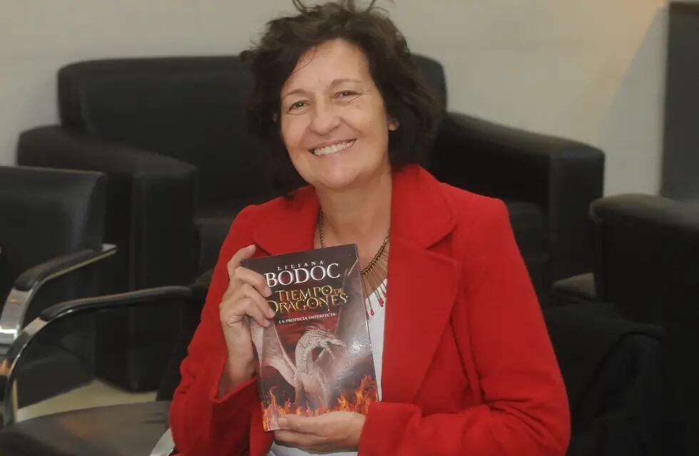 Liliana Bodoc con la primera parte de la trilogía que sus hijos completarían de forma póstuma.