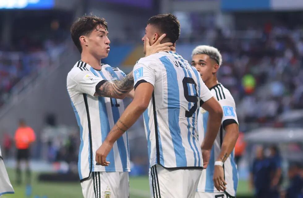 Soulé felicita a Véliz, el goleador de Argentina. Juntos son dinamita en ataque. EFE/ Juan Ignacio Roncoroni