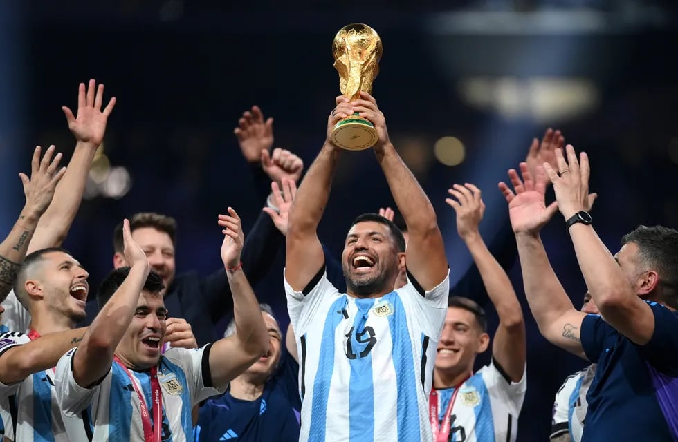 Sergio "Kun" Agüero en los festejos, con la Copa del Mundo en sus manos. (Prensa FIFA).