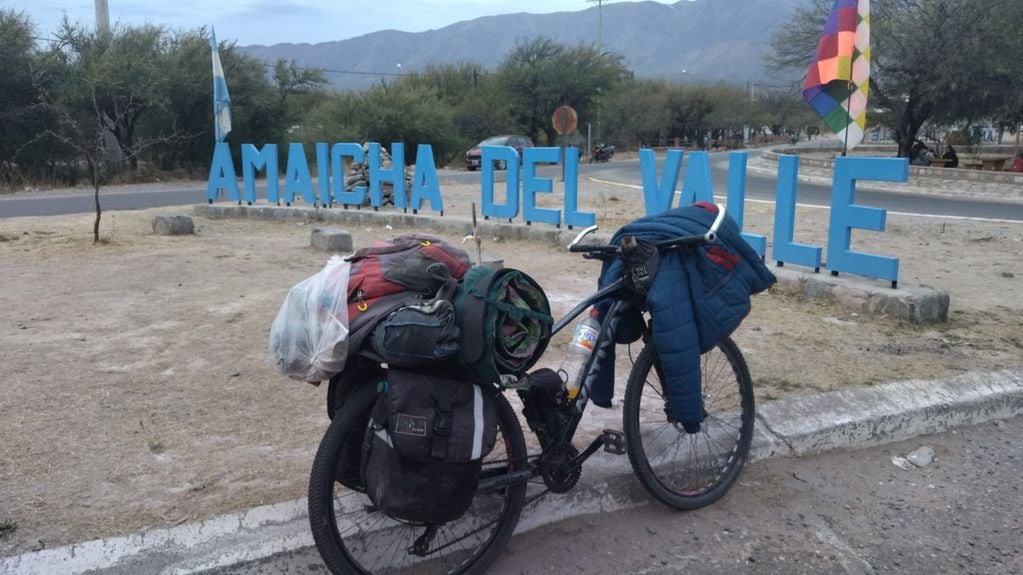Salió hace 14 meses de Bogotá, llegó a Mendoza y quiere recorrer toda América del Sur en bicicleta. Foto: Gentileza Arnulfo Sáenz.