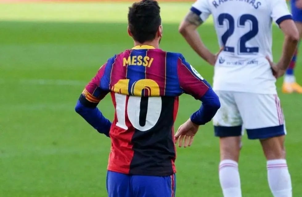 El día que Lionel Messi festejó un gol de Barcelona mostrando la 10 de Newell's que había usado Maradona.