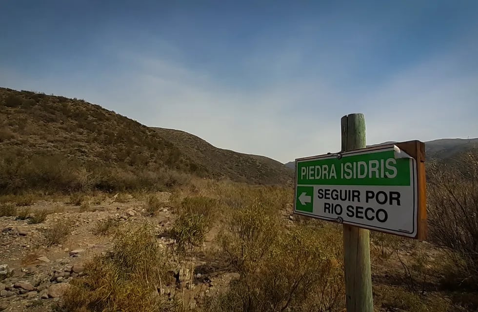 La misteriosa piedra de Isidris y su recorrido, se encuentra a 16 Km. al noroeste del Km. 0 de Mendoza sobre el río Casa De Piedra a 1.270 Mts. de altura en el Challao, Las Heras, cerca del cerro Arco, Es conocida como "Isidris. Ciudad Dorada Intraterrena"