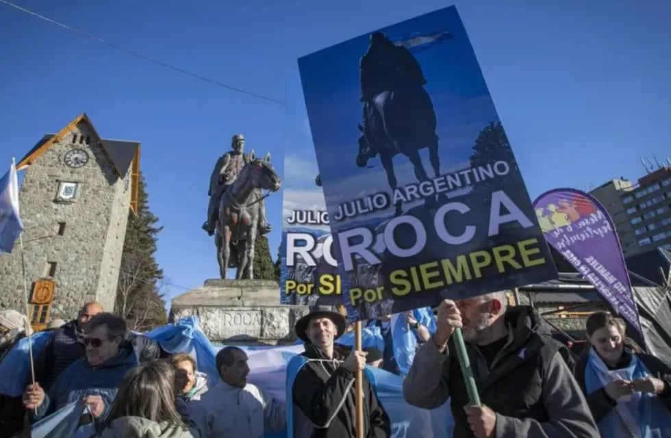 Vecinos de Bariloche protestaron para que no trasladen el monumento de Roca. Foto: El Cordillerano