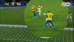 El momento que Thiago Silva impacta la pelota con el codo