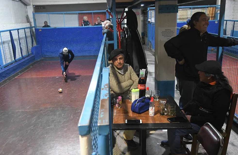 Mientras unos disputan partidos de bochas, otros comparten anécdotas en la cantina del club Agustín Álvarez. | Foto: José Gutiérrez / Los Andes