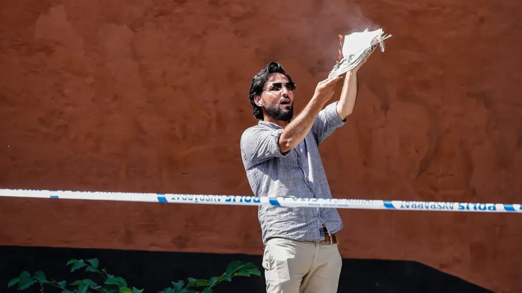 Salwan Momika "jugó al fútbol" con el texto, le puso tocino, le arrancó páginas y luego lo prendió fuego. Tenía autorización de la policía sueca.