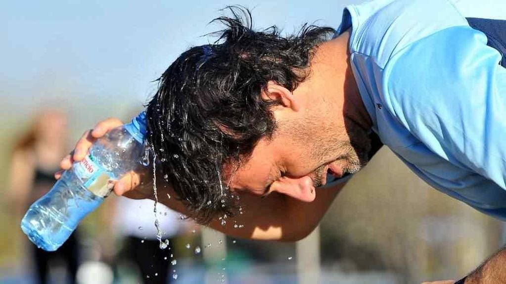 Es importante hidratarse para no sufrir un golpe de calor (La Voz/Archivo).