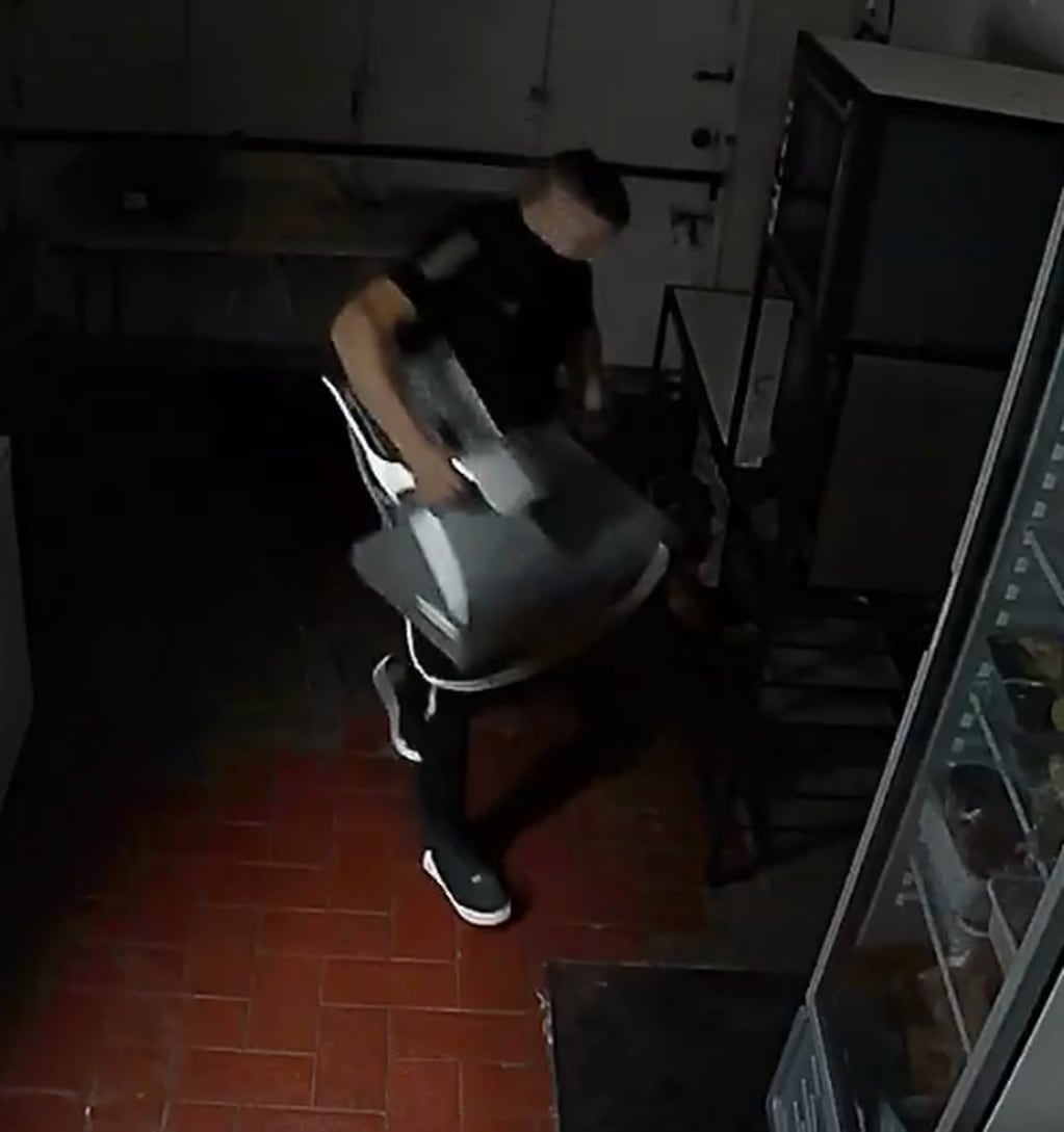 La dueña de una cafetería mostró en las redes cómo dos delincuentes le robaron. Instagram