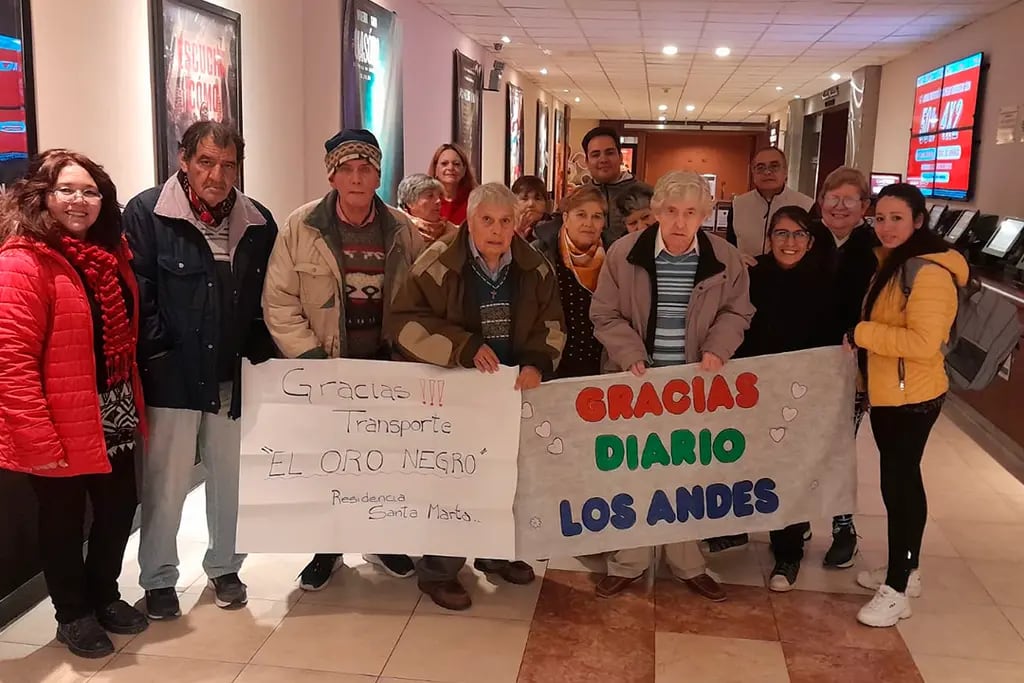 Residentes del Hogar Santa Marta disfrutaron de una tarde de cine junto a Los Andes