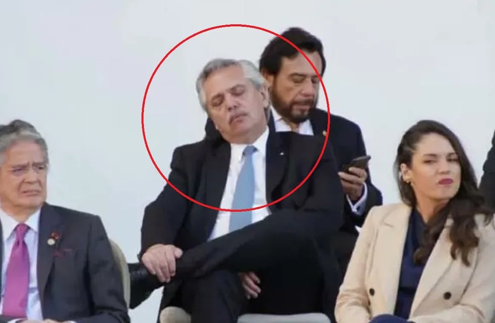 Grabaron a Alberto Fernández dormido durante la asunción de Gustavo Petro en Colombia (Captura de video)