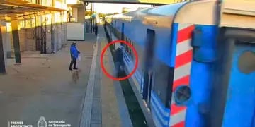 Una mujer casi es arrollada luego de intentar subirse a un tren en movimiento y caer en las vías