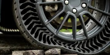 Michelin, la marca gala de neumáticos, acaba de presentar  Uptis, un prototipo de cubierta que no requiere aire.