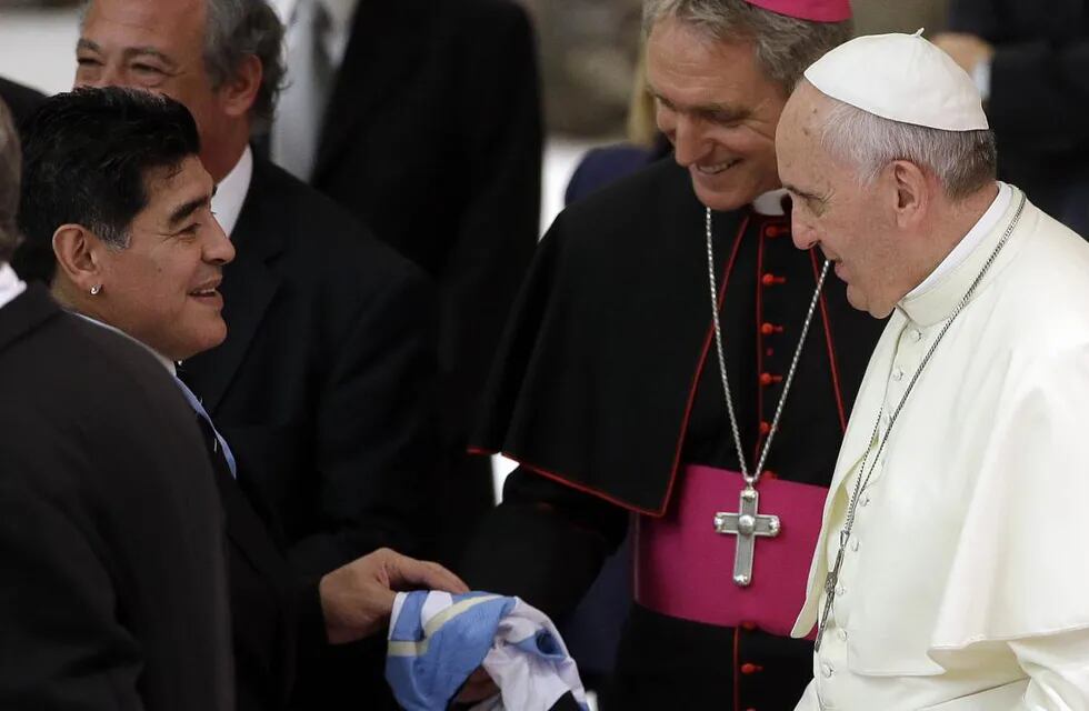 "Dos potencias se saludan", le dijo Maradona al Papa tras recibirlo