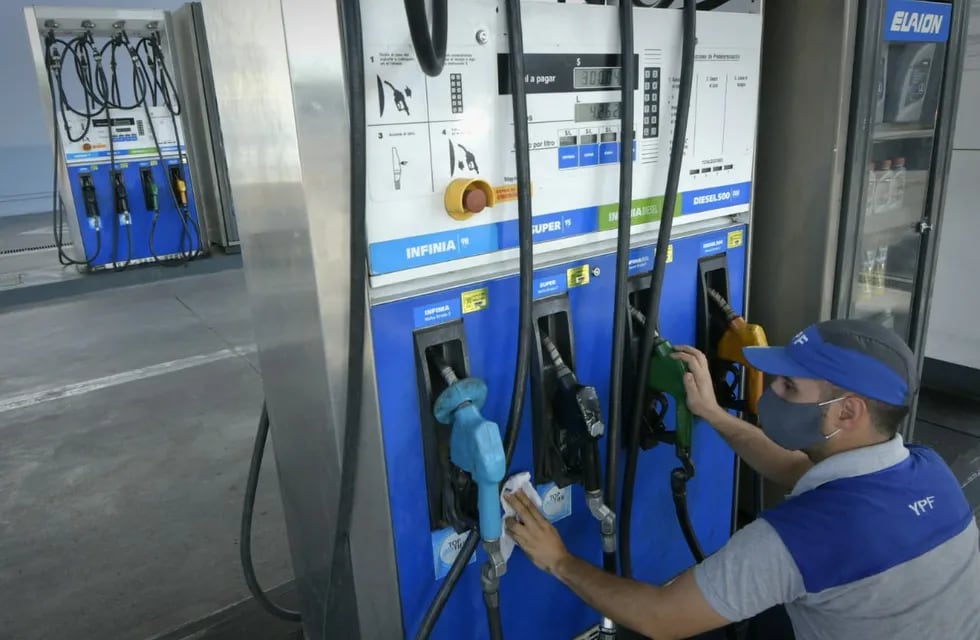 Según la petrolera estatal, en Mendoza bajó el precio de los combustibles. Foto: Orlando Pelichotti