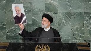 El presidente de Irán, Ebrahim Raisi, con una foto del general iraní Qassem Soleimani. (AP/Mary Altaffer/Archivo)