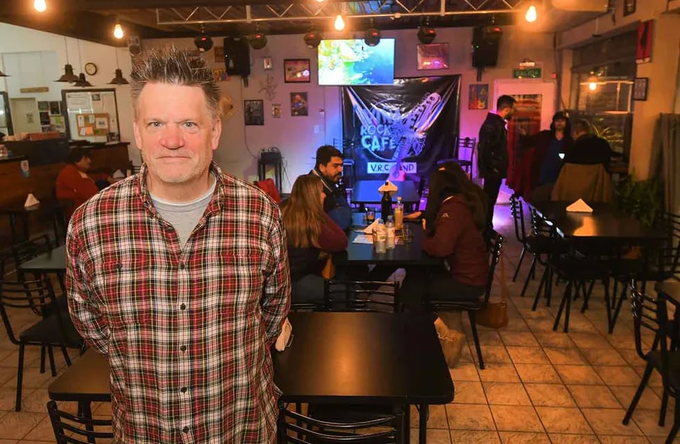 Mark llegó desde Seattle y poco después abrió el “Viña Rock Café”. | Foto: José Gutiérrez / Los Andes