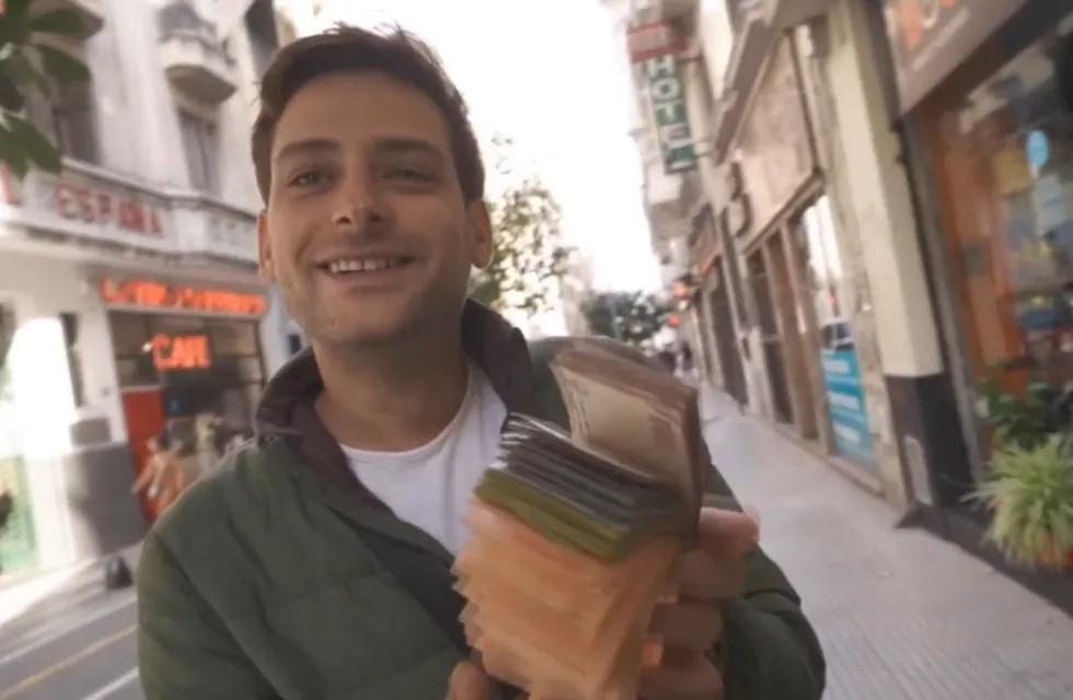 Al cambiar los 100 dólares, los influencers recibieron 45.200 pesos argentinos. Foto: Captura Video