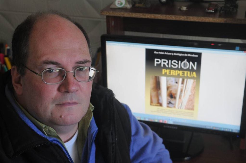 Gabriel Flores, de Ecológicos Unidos y autor del e-book "Prisión perpetua", sobre la vida en cautiverio del Oso Arturo.