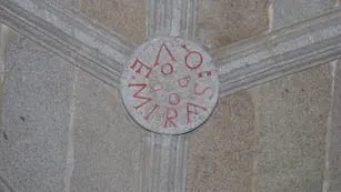 "Que mirás bobo", la frase de Leo inscrita en una piedra de un monasterio gallego.