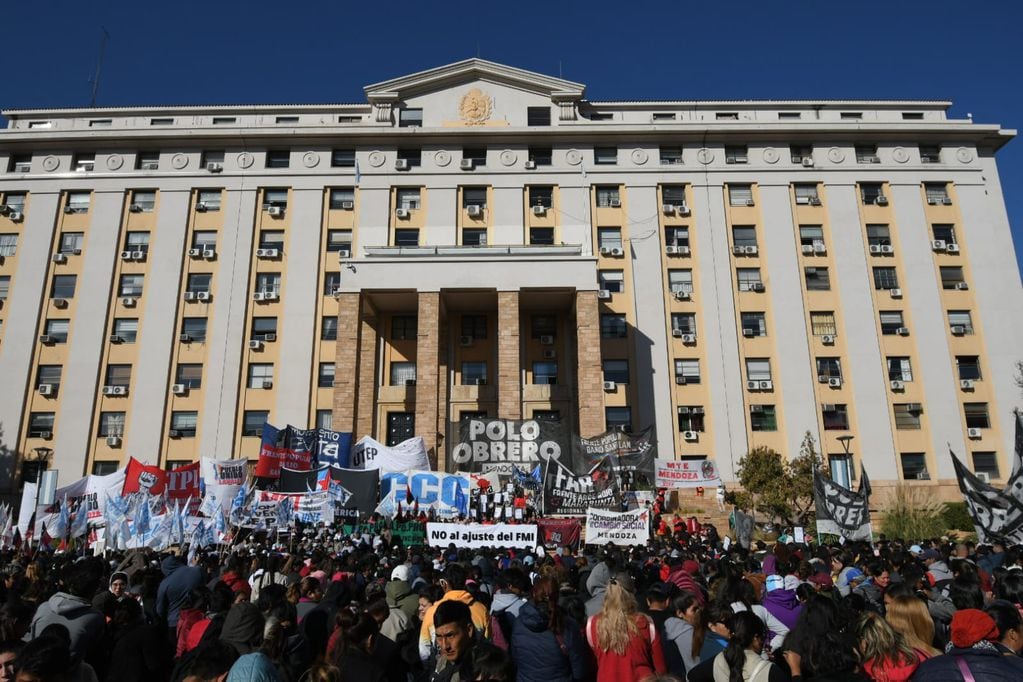 Casa de Gobierno será el escenario de los reclamos en Mendoza. - Foto: Ignacio Blanco