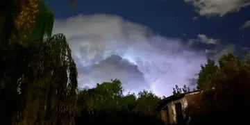 El imactante video que muestra un “nido de relámpagos” durante la tormenta de anoche en Maipú. Foto: Gentileza Alfredo Escolar.