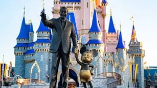 Uno de los espacios favoritos para fotografiar. La estatua de bronce de Walt Disney y Mickey ubicada frente al Castillo de Cenicienta en Magic Kingdom. (Gentileza: Walt Disney World)