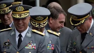 En su mundo. Jair Bolsonaro, en el acto de graduación de la Academia Militar de las Agujas Negras, en las que se formó y se recibió en 1977. (AP)