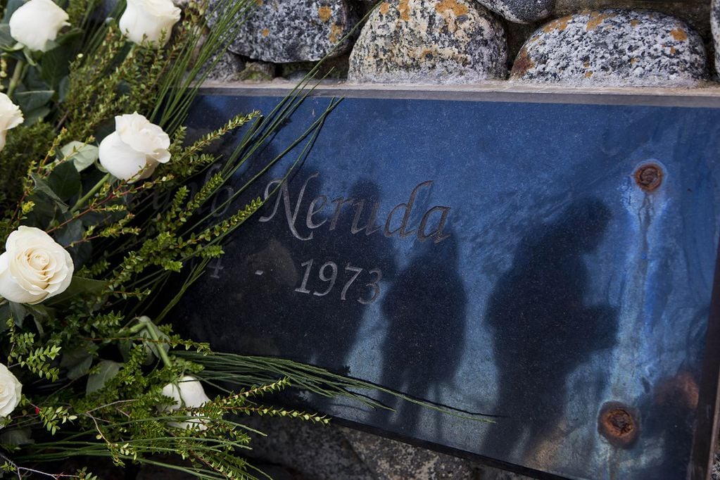 Expertos forenses buscan aclarar las causas de la muerte de Pablo Neruda.