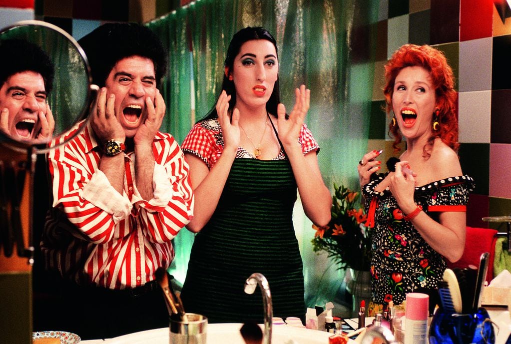 Kika (1993). El Maestro y sus “chicas” Rossi de Palma y Verónica Forqué durante un rodaje a puro alarido.
