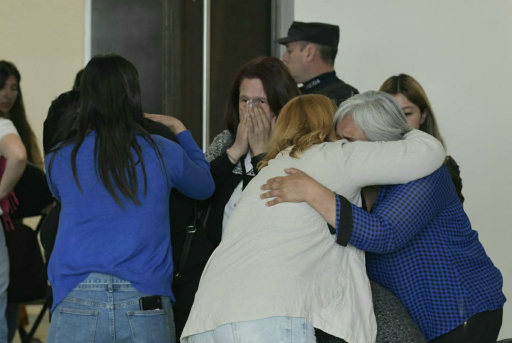 Las víctimas y familiares que seguían el juicio en una de las salas están desoladas, hay llanto y descompensaciones en el lugar. Orlando Pelichotti / Los Andes
