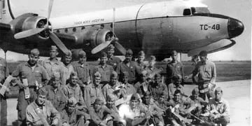 Foto histórica Un grupo de cadetes posa junto al DC 4 matrícula TC-48, meses antes de su misión final.
