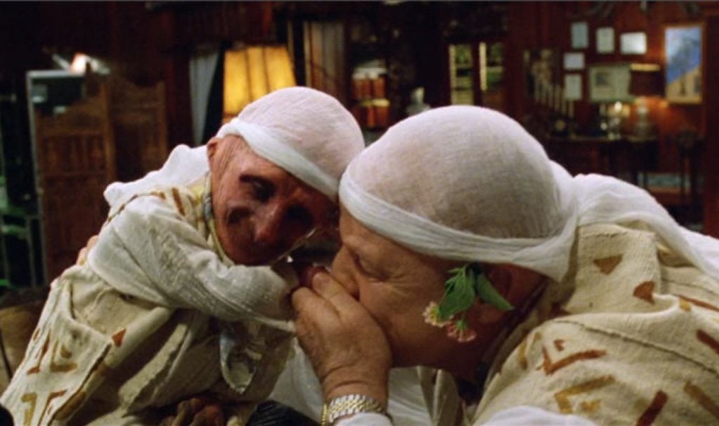 Marlon Brando, en sus años finales, junto a Nelson de la Rosa ("el hombre rata") en "La isla del doctor Moreau" (1996) - 