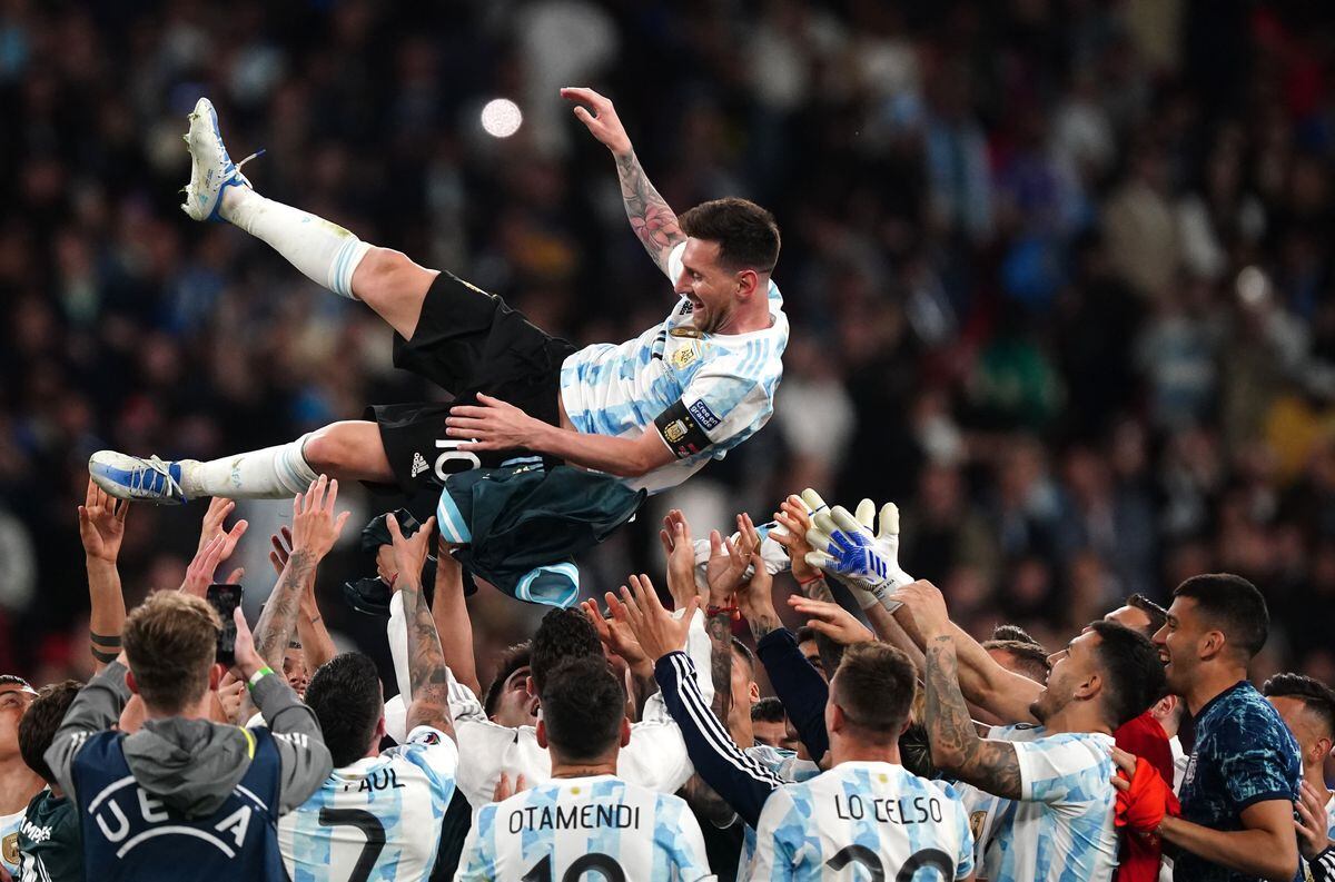 Una de Lionel Messi en el cielo de Londres, lanzado por sus compañeros en el 3-0 de Argentina sobre Italia en la Finalissima. (AP)