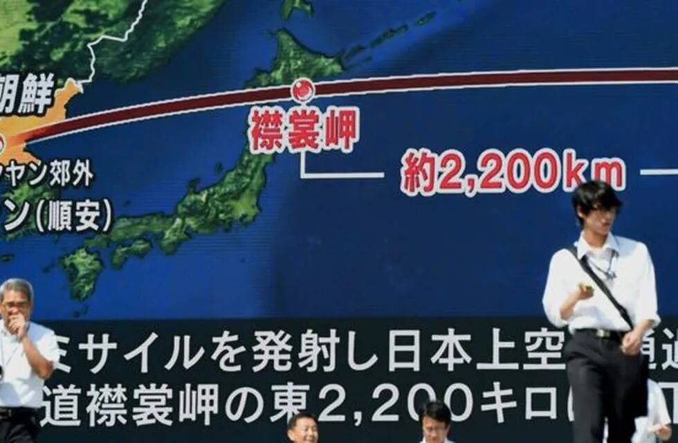 Televisión japonesa mostrando el recorrido del misil norcoreano que sobrevoló el archipiélago japonés y cayó en el océano.